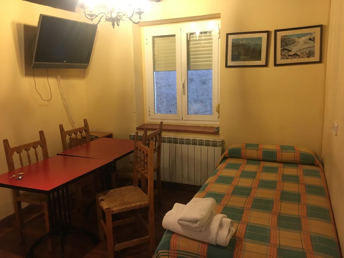 Apartamentos Turisticos Sol Y Nieve Jaca Ngoại thất bức ảnh